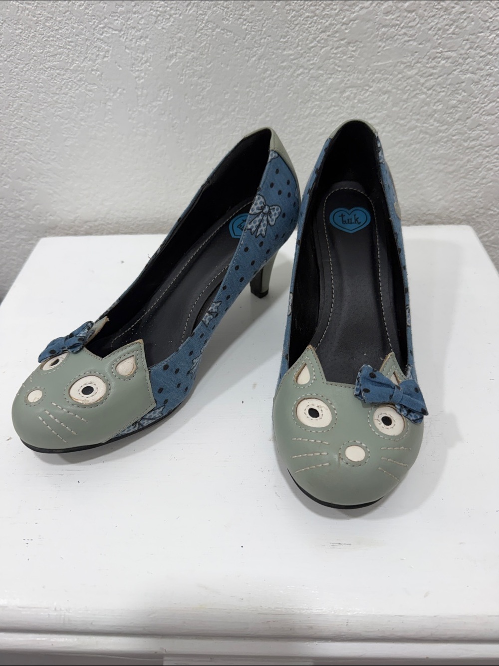 T.U.K Women's Blue Polka Dot Bow Heels with Sage Green Cat Toe Sz 7.5